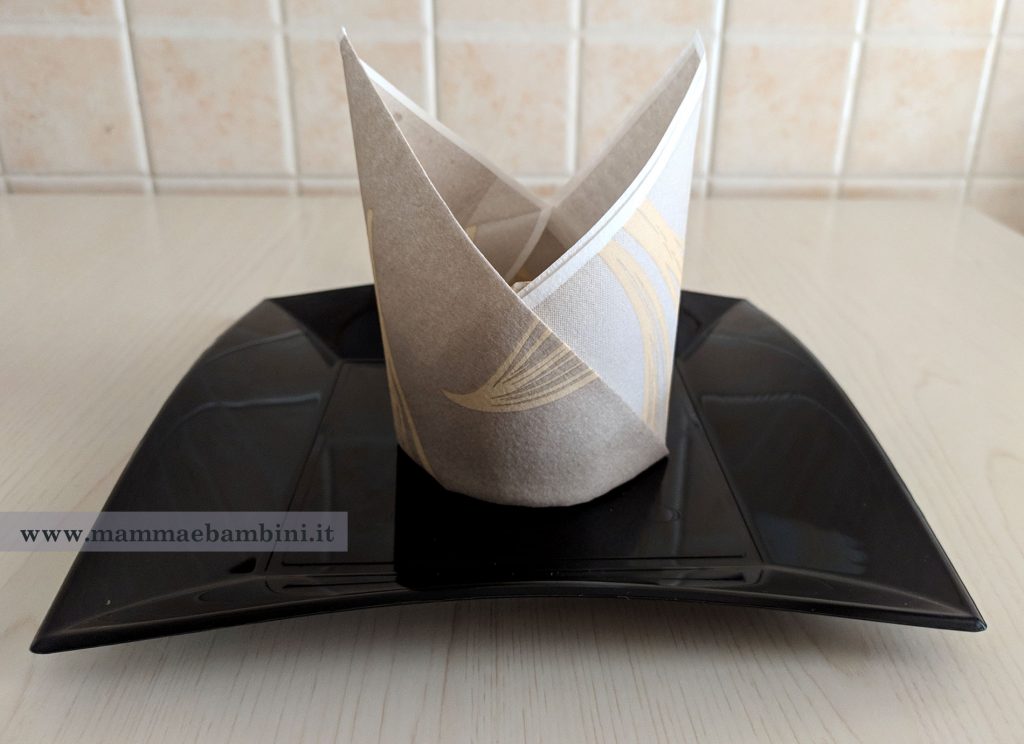 Piegare i tovaglioli: cappello del vescovo 1 tovagliolo cappello vescovo