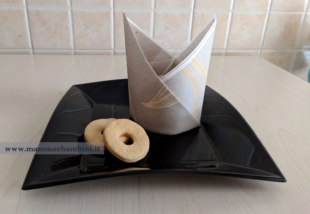 Piegare i tovaglioli: cappello del vescovo 2 tovagliolo piegato a cappello vescovo