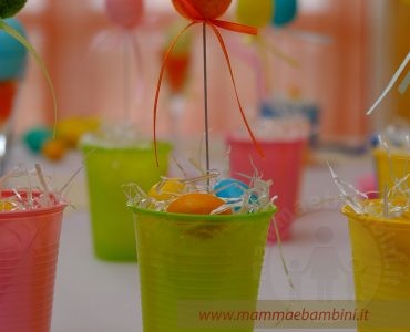 decorazioni con bicchieri plastica pasqua