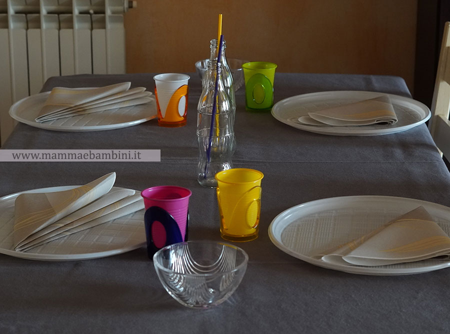 Apparecchiare cena pizza con amici 6 tavola con bicchieri colorati