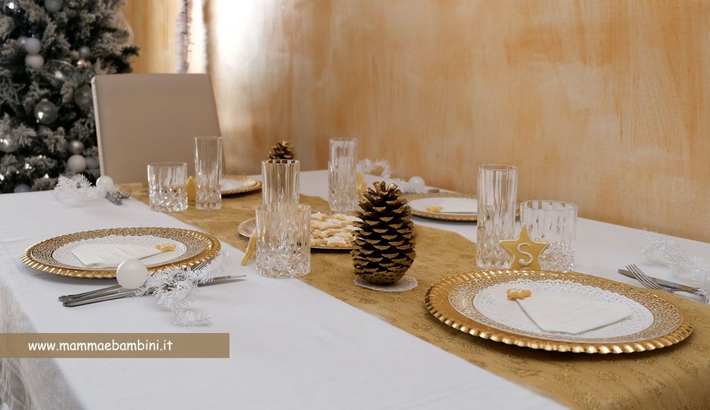 Apparecchiare la tavola a Natale color oro 1 idee tavola natale tovaglioli albero