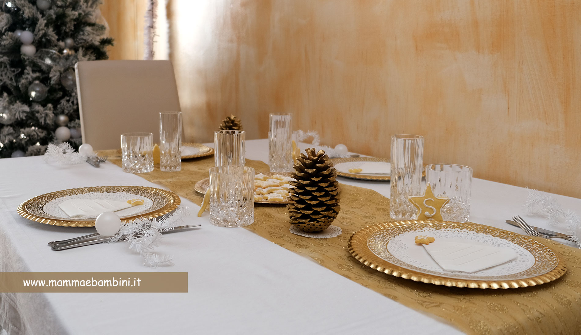 Idee Per Apparecchiare Tavola Di Natale Apparecchiare la tavola a Natale color oro - Mamma e Bambini