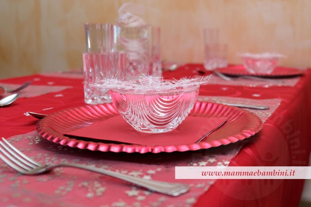 Come apparecchiare la tavola a Natale 1 tavola natale rossa con fiocco neve 00