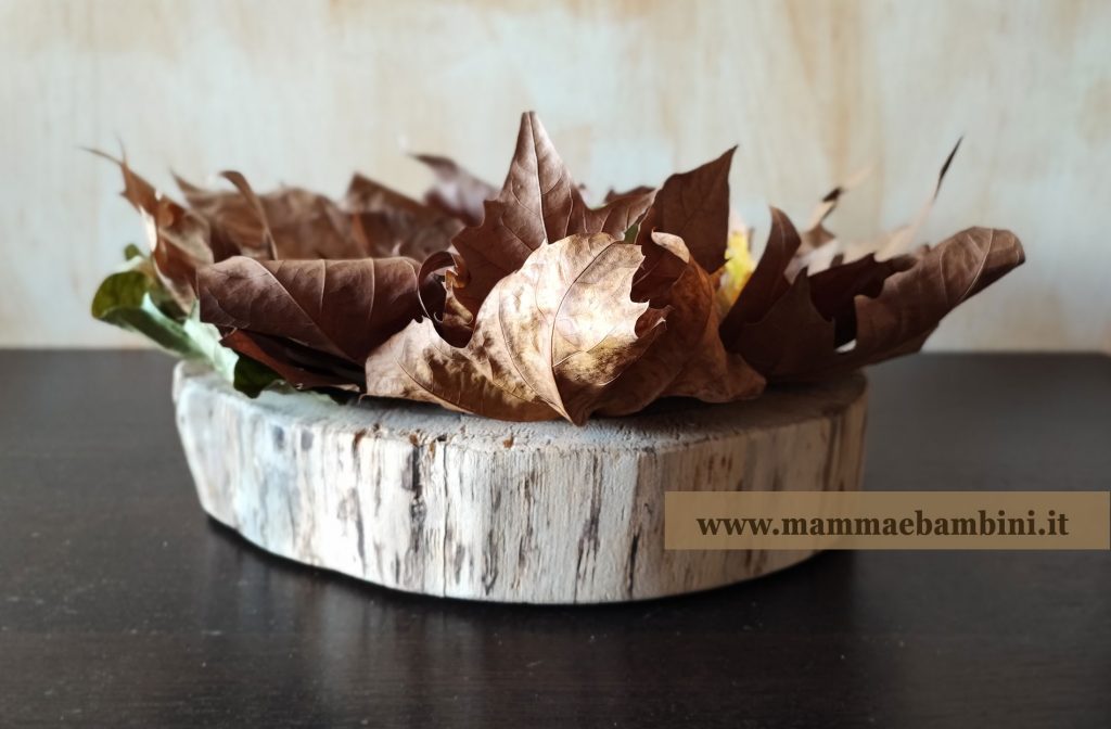 centrotavola autunnale con foglie secche