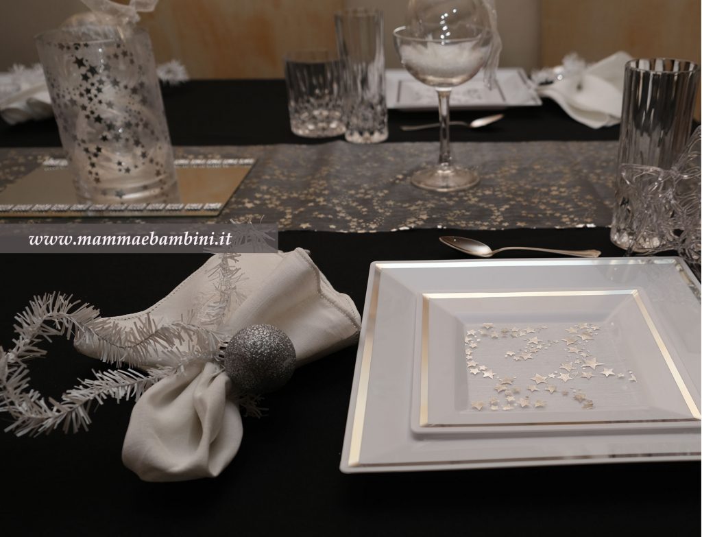 Idee tavola elegante colori nero argento 3 tovagliolo decorato con pallina natalizia