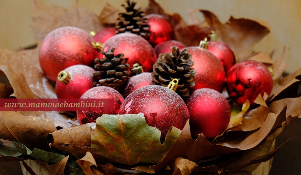 Centrotavola natalizio con palline rosse 2 centrotavola rustico per natale