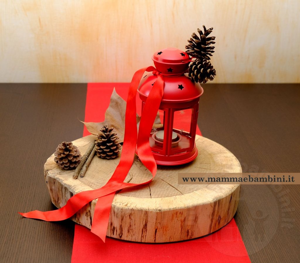 composizioni natalizie con tronchi lanterne pigne