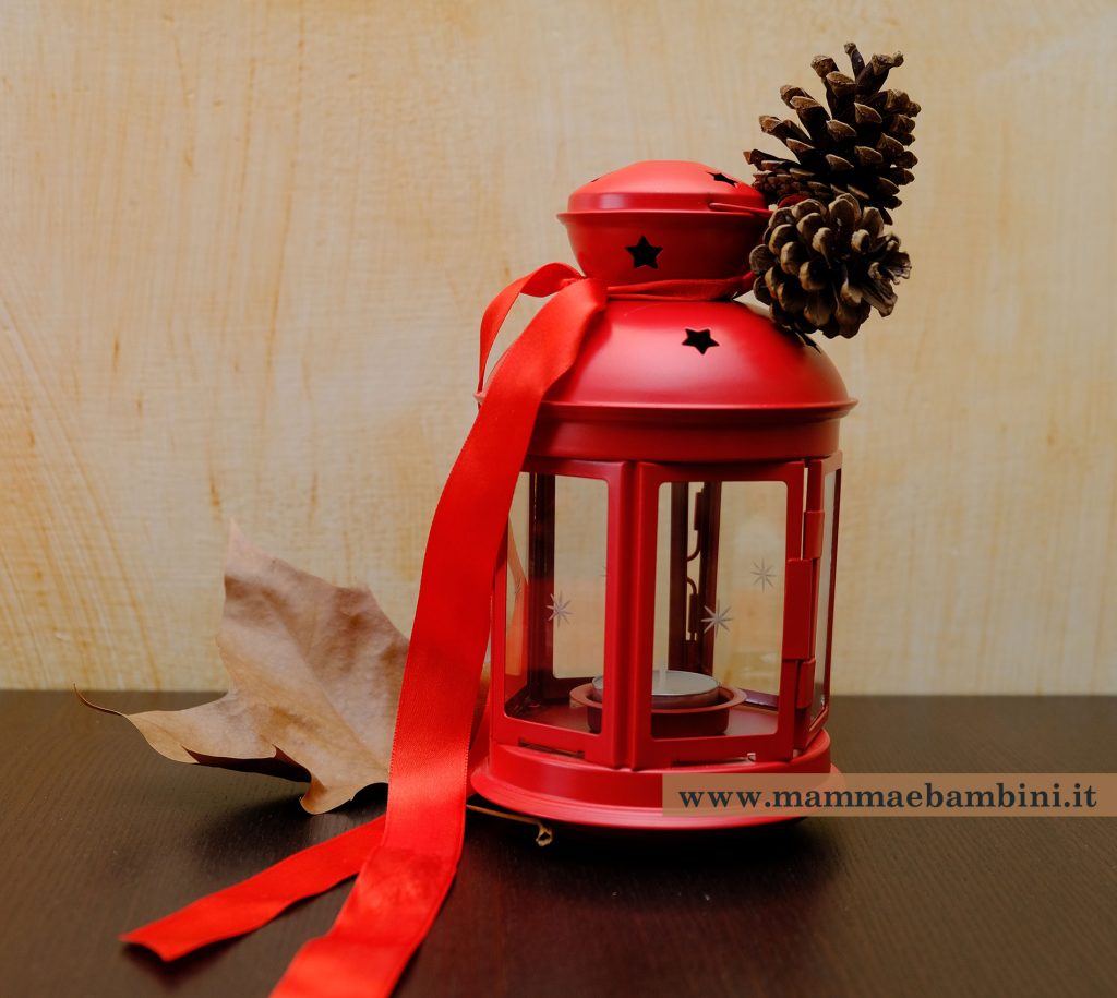 lanterna rossa decorata natale