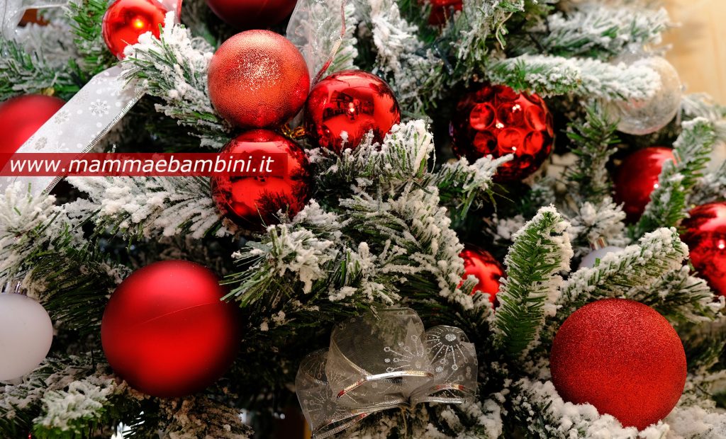 Addobbo albero di Natale con colori rosso e bianco 3 addobbi albero natale innevato