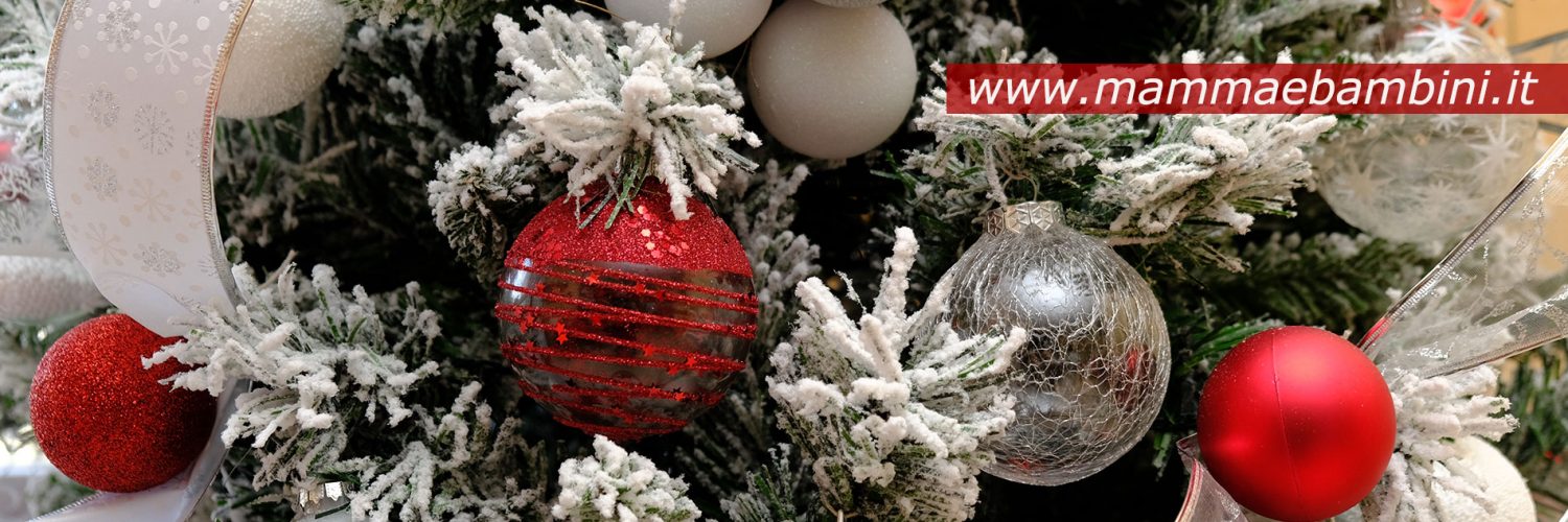 Addobbo albero di Natale con colori rosso e bianco - Mamma e Bambini