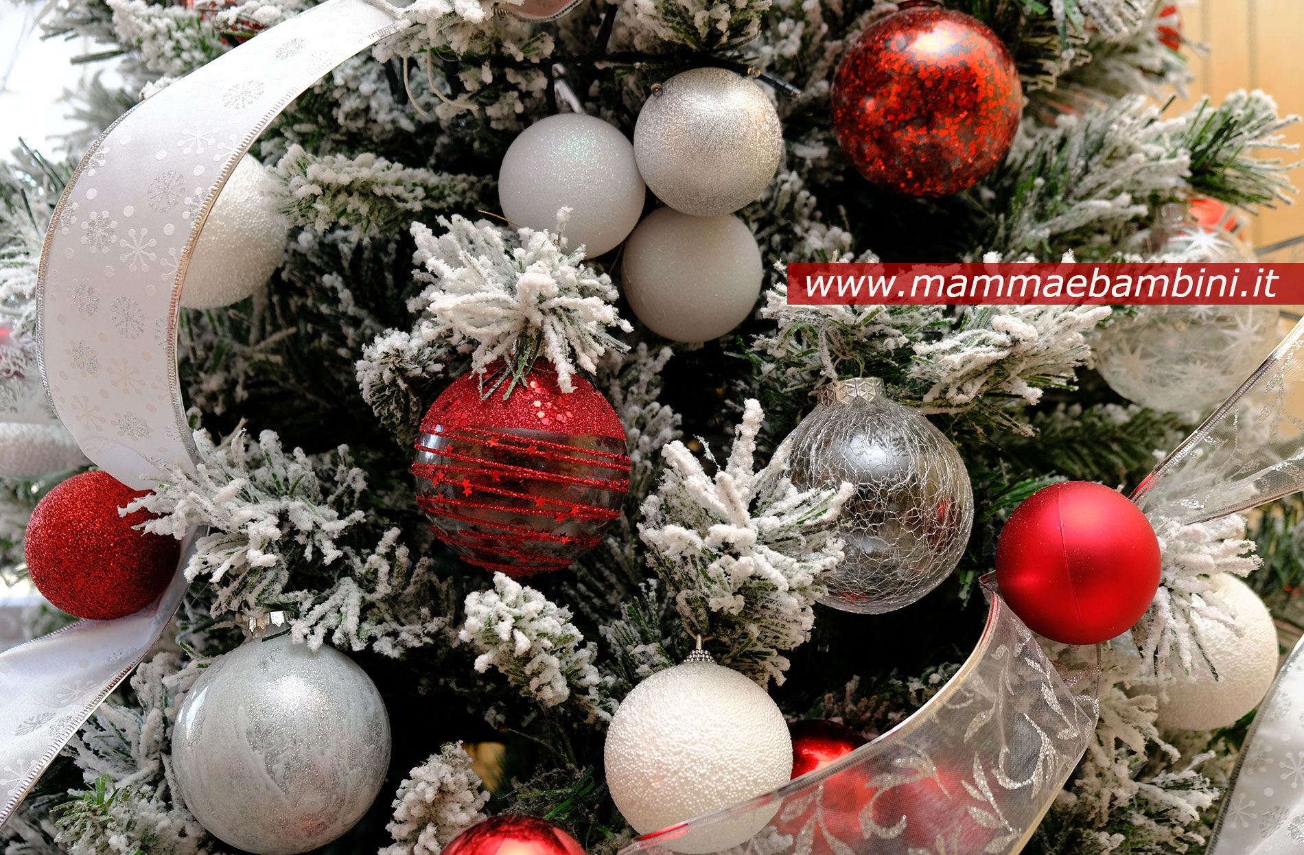 Addobbo albero di Natale con colori rosso e bianco - Mamma e Bambini