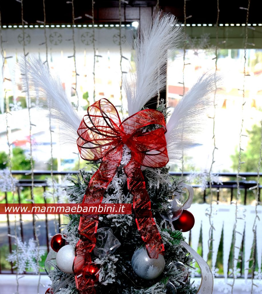 Addobbo albero di Natale con colori rosso e bianco 7 albero natale fiocco puntale
