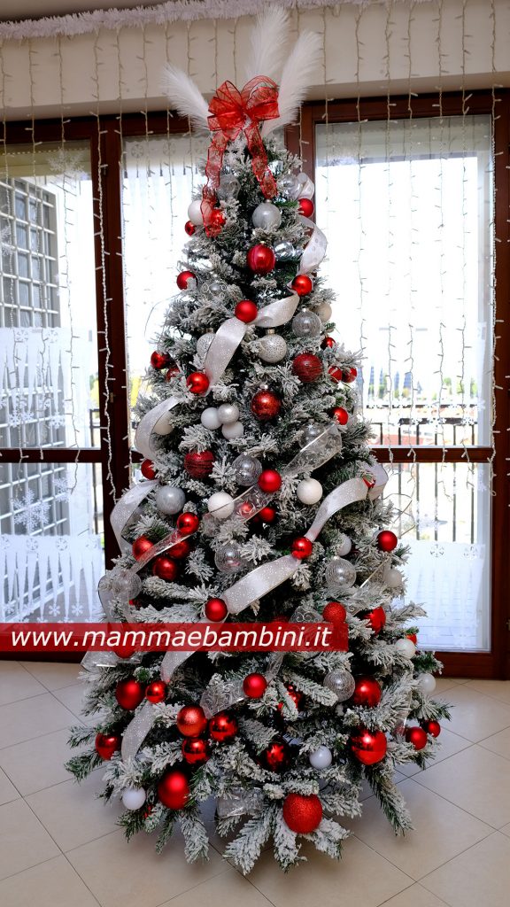 albero natale innevato rosso bianco