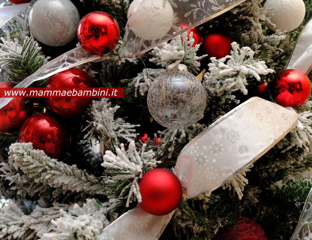 Addobbo albero di Natale con colori rosso e bianco 5 albero natale rosso bianco