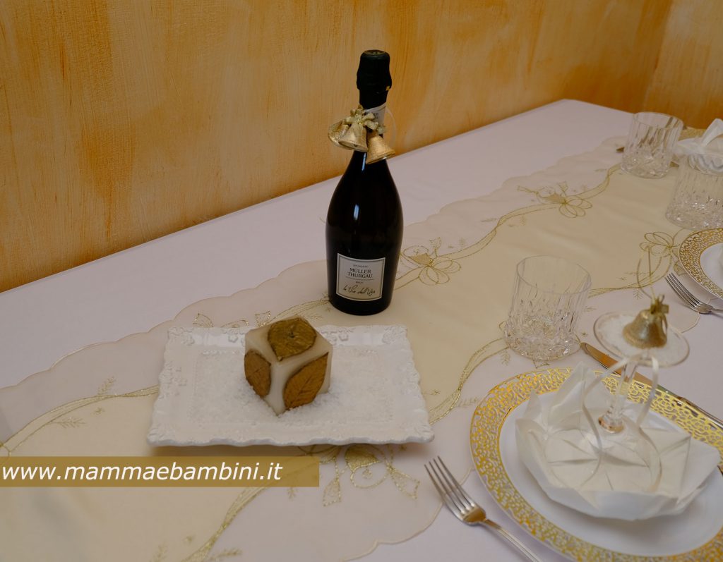 Decorazione tavola 24 dicembre 7 tavola elegante oro campanella