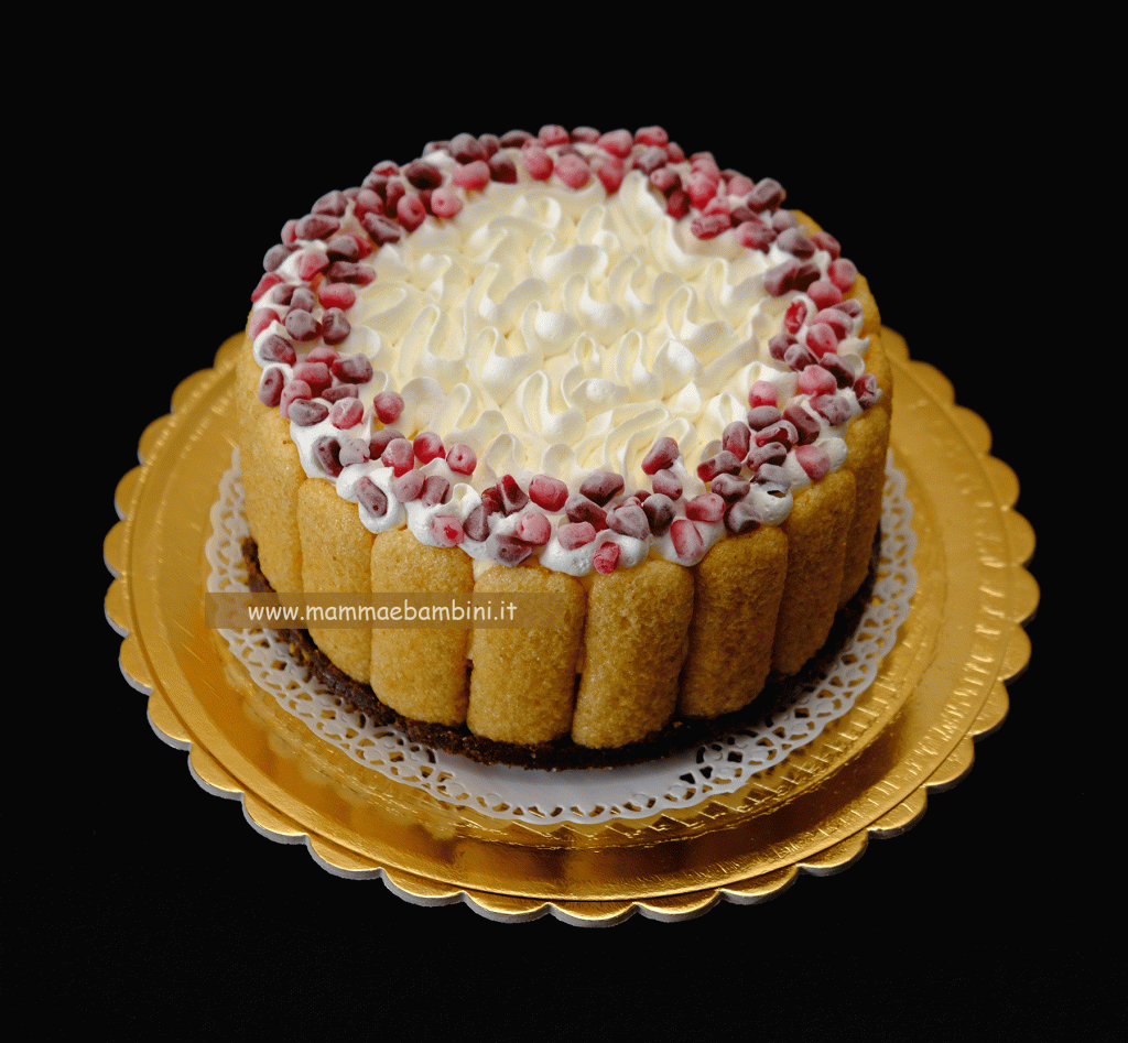 Torta fredda decorata con pavesini e melograna 1 torta compleanno con chicchi melograna