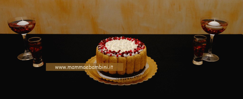 torta fredda decorata con melograna