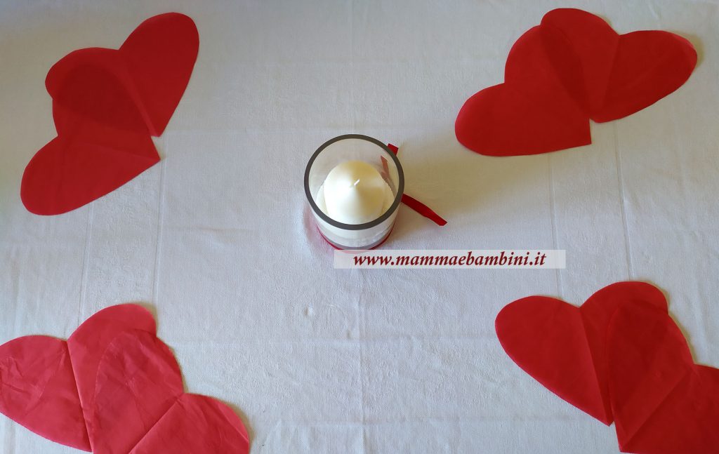 Centrotavola con cuori rossi e candele 7 centrotavola candela2