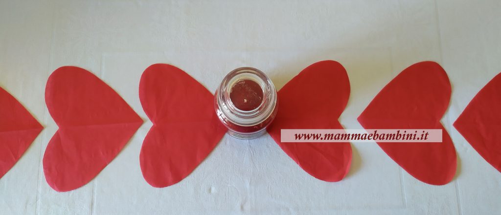 Centrotavola con cuori rossi e candele 3 centrotavola cuori1