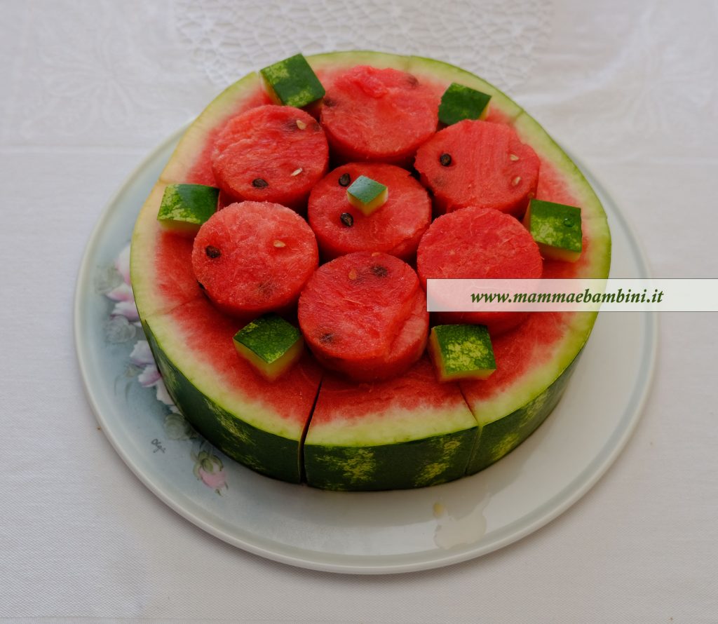 Come tagliare l'anguria a forma di torta 2 anguria torta composizione