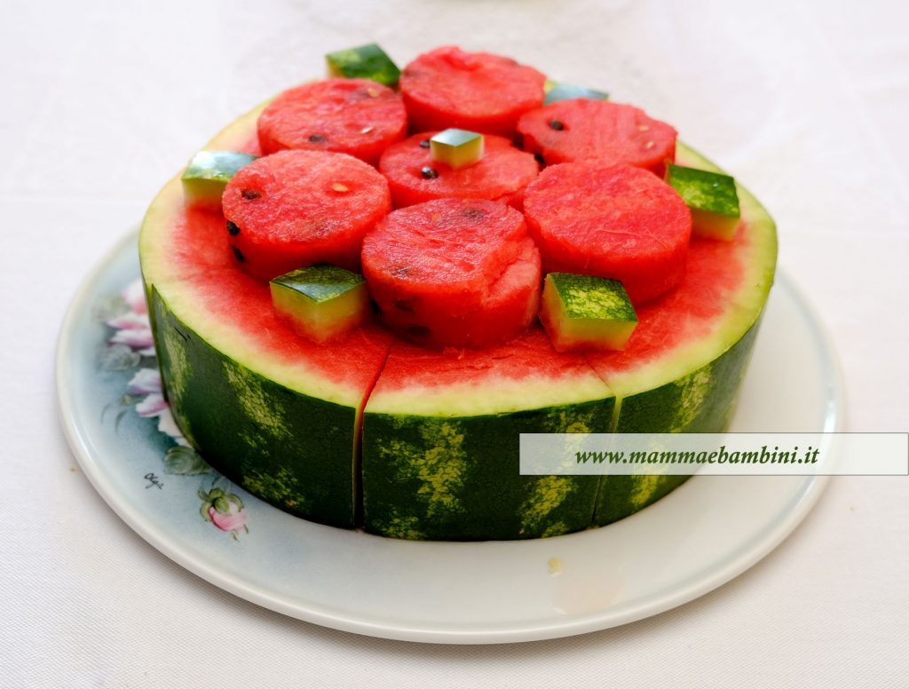 Come tagliare l'anguria a forma di torta 3 composizione torta anguria