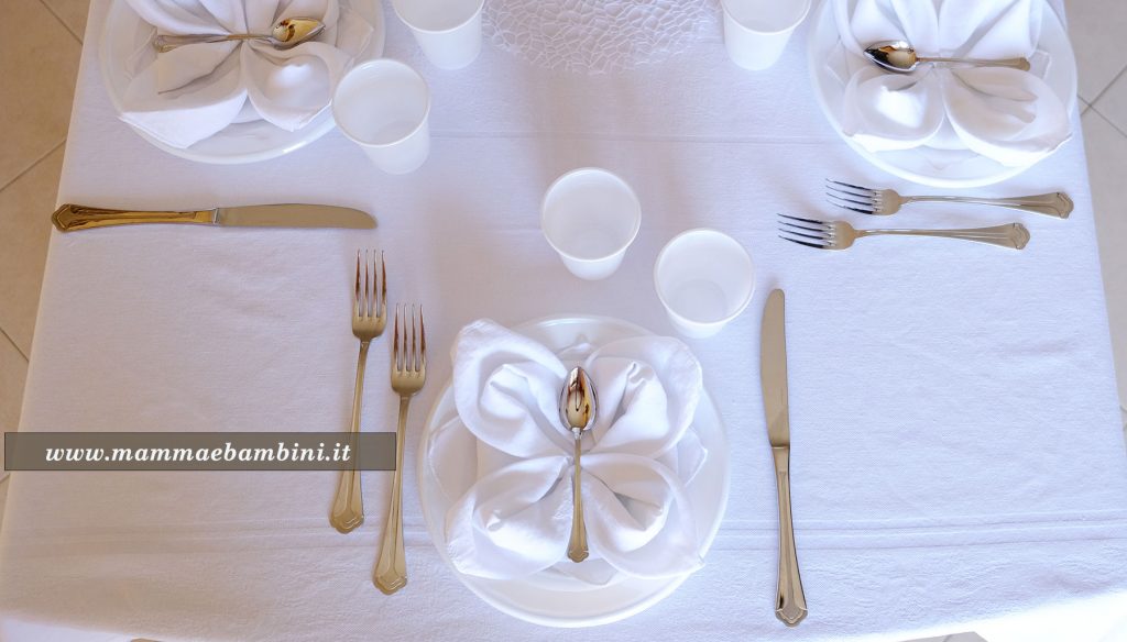 Tavola apparecchiata per le feste colore bianco 5 tavola apparecchiata bianco 5