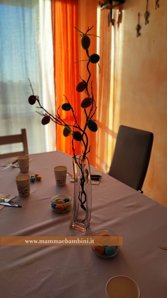 Idee per apparecchiare a Pasquetta 4 centrotavola ramo uova pasqua