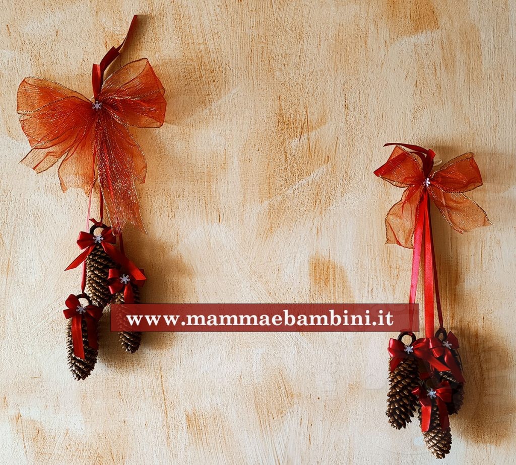 Decorazioni da appendere con pigne per Natale 2 addobbi natale pigne