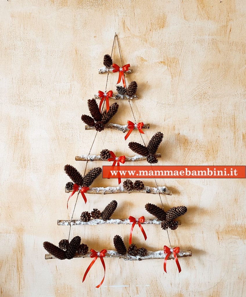 albero natale da parete con rami