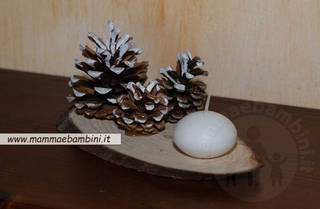 Centrotavola con pigne per Natale 1 centrotavola pigne