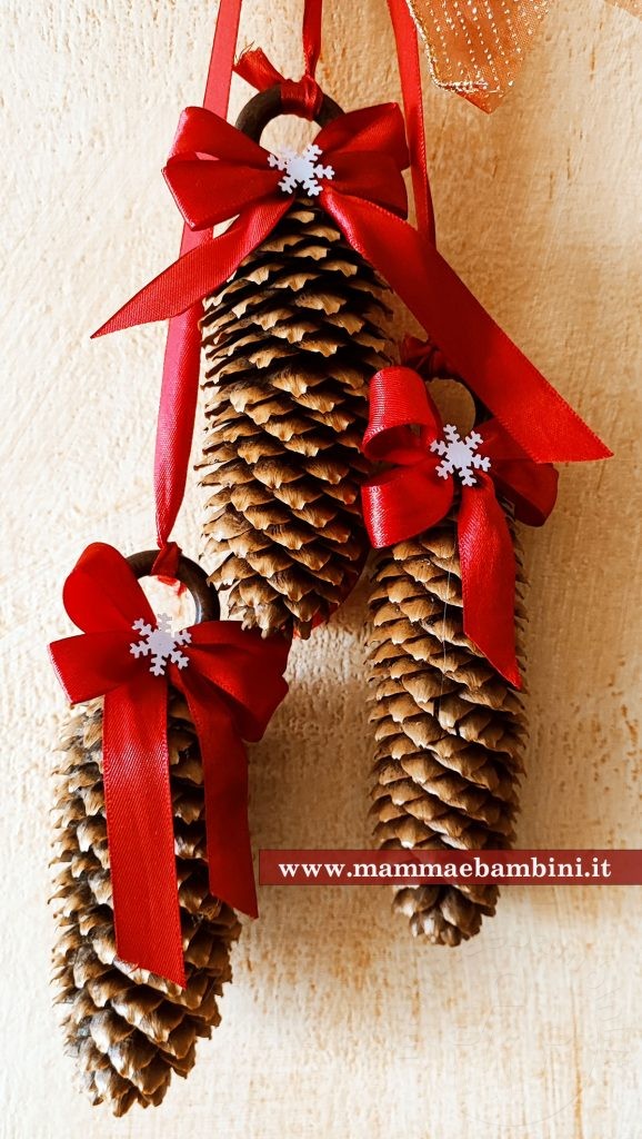 Decorazioni da appendere con pigne per Natale 4 composizione natale fai da te