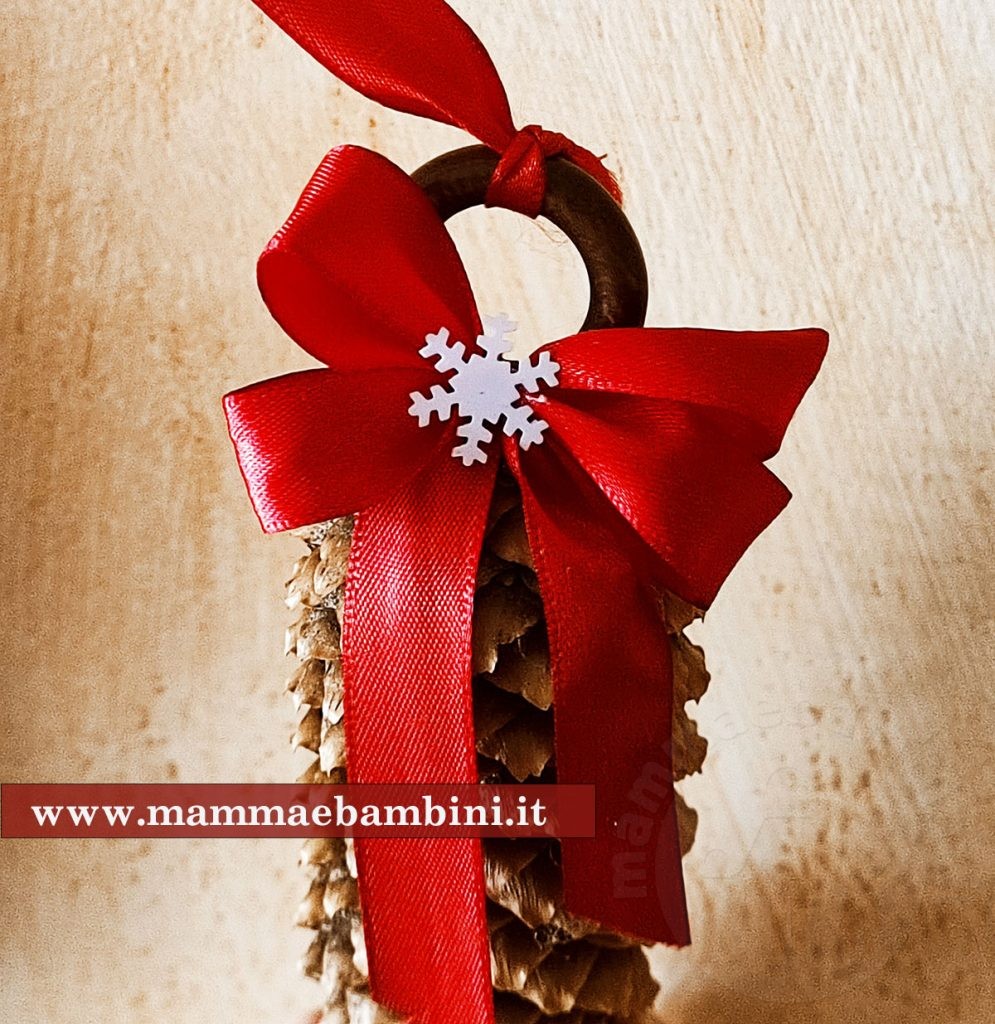 Decorazioni da appendere con pigne per Natale 5 decorazione fiocco natale