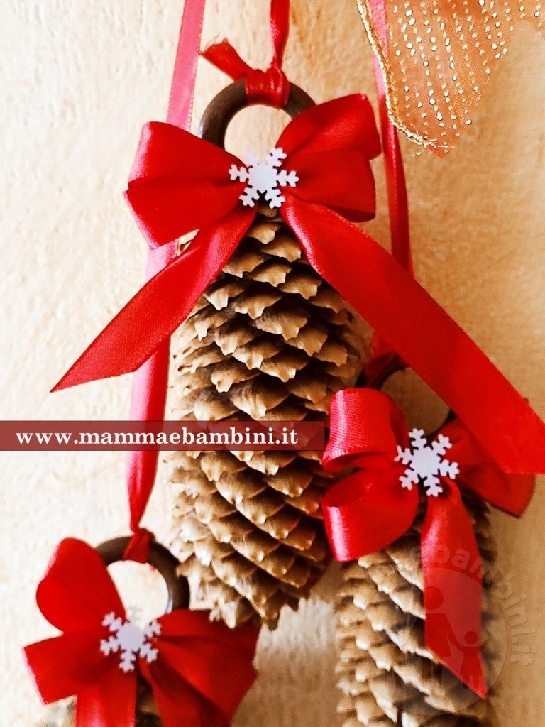 Decorazioni da appendere con pigne per Natale 6 decorazione natale pigne