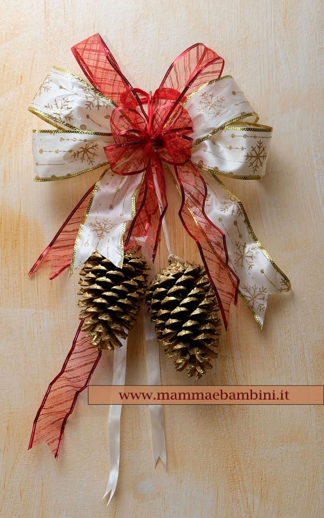 Decorazioni natalizie da appendere con pigne 2 decorazioni natale da appendere