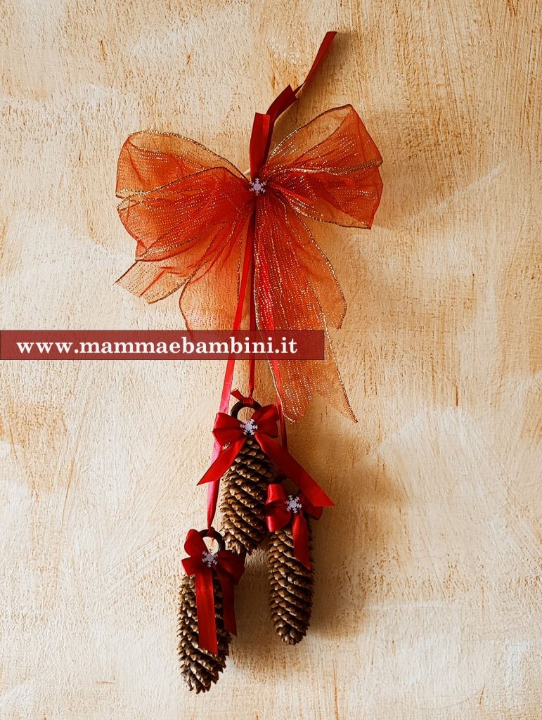 Decorazioni da appendere con pigne per Natale 3 fiocco con pigne addobbi natale