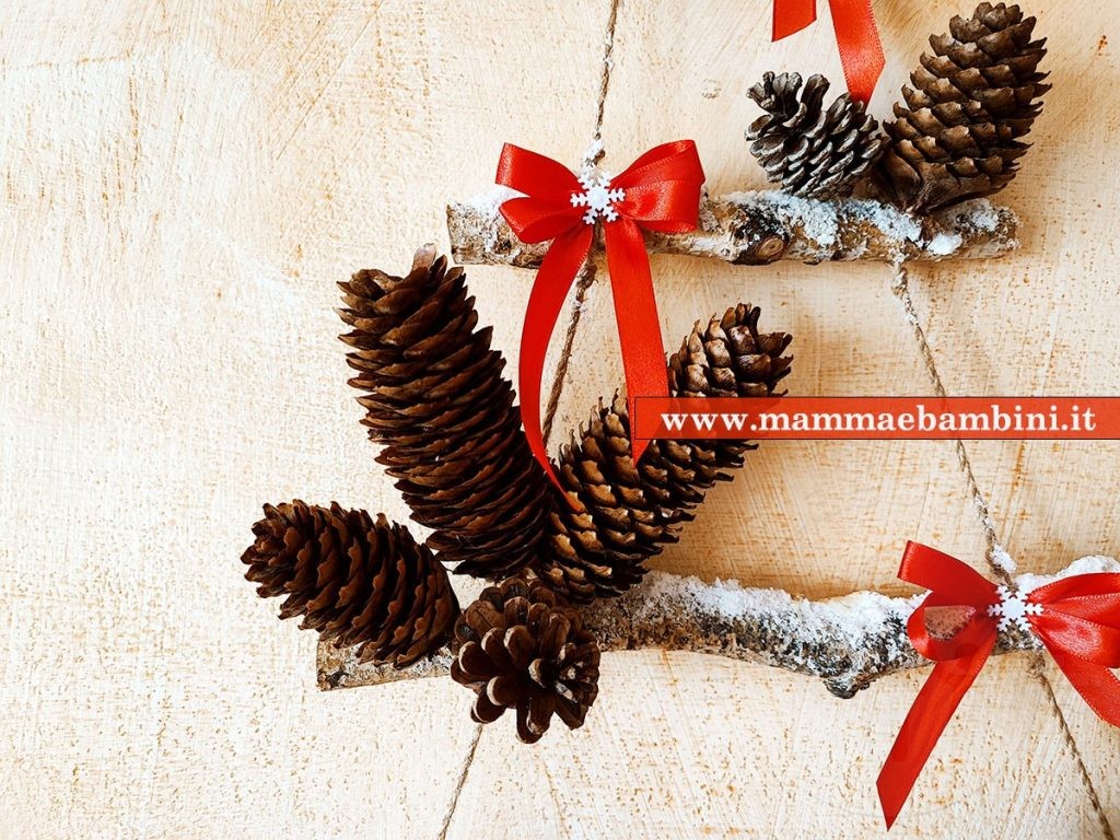 Albero di Natale da parete con rami 6 idee addobbi con pigne