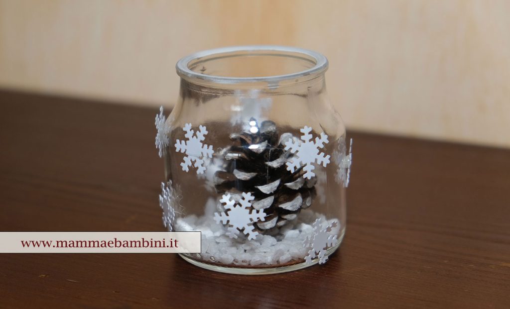 Decorazione con vasetto e pignette 2 natale composizione pignetta
