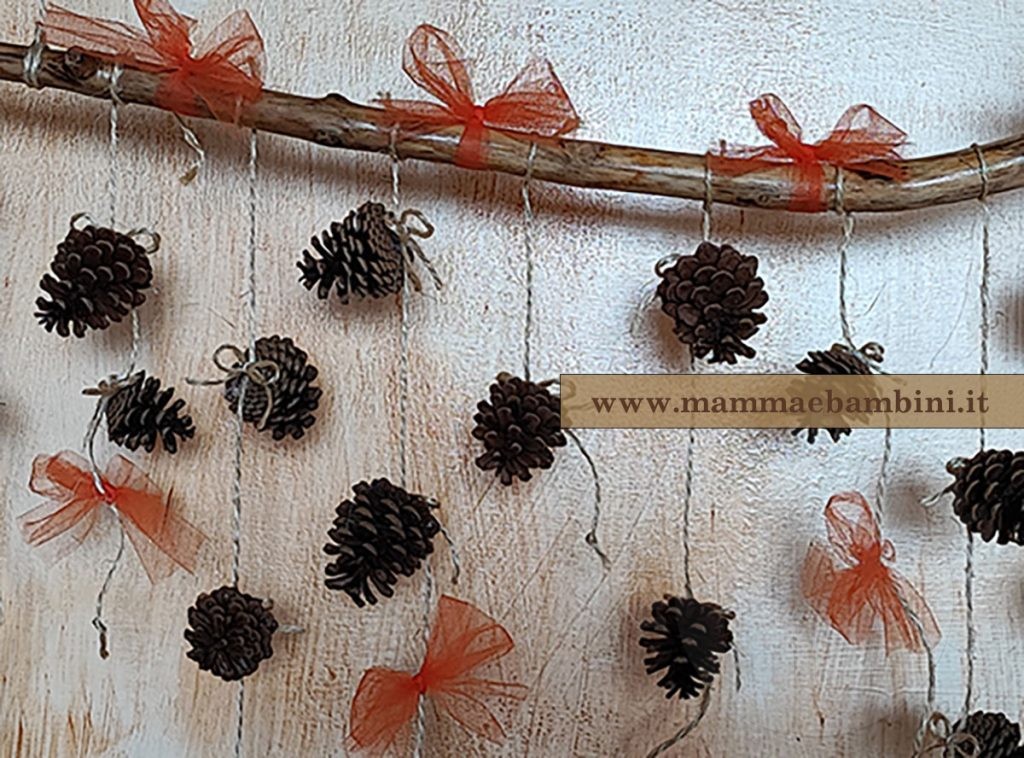 Decorazioni autunnali con ramo secco 5 pigne appese ramo