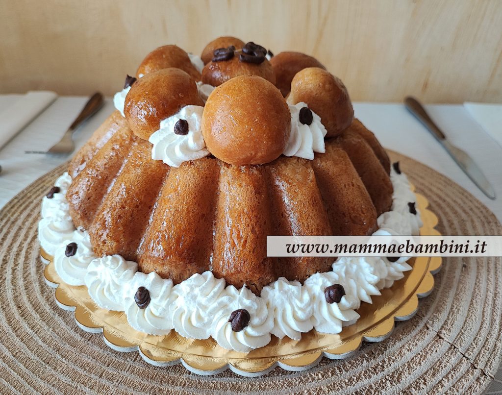 torta baba decorata con panna