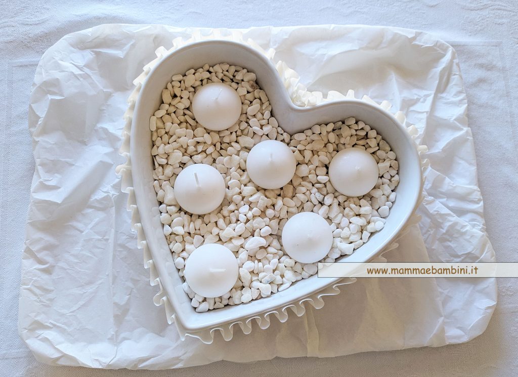 Tavola colore bianco per le feste 5 centrotavola cuore bianco