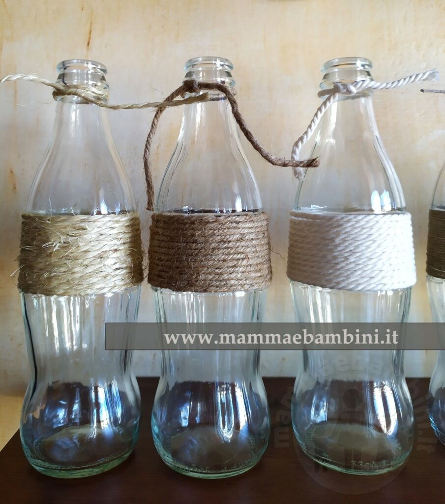 Decorare una bottiglia con lo spago 4 segnaposto bottiglie decorate