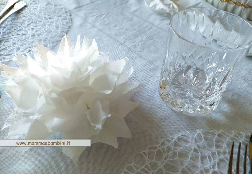 Tavola colore bianco per le feste 2 tavola decorata colore bianco