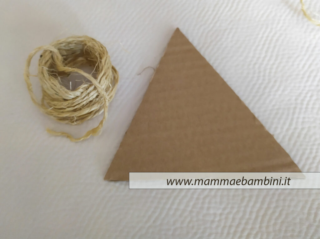 Decorazioni natalizie con spago 4 tutorial alberi da appendere