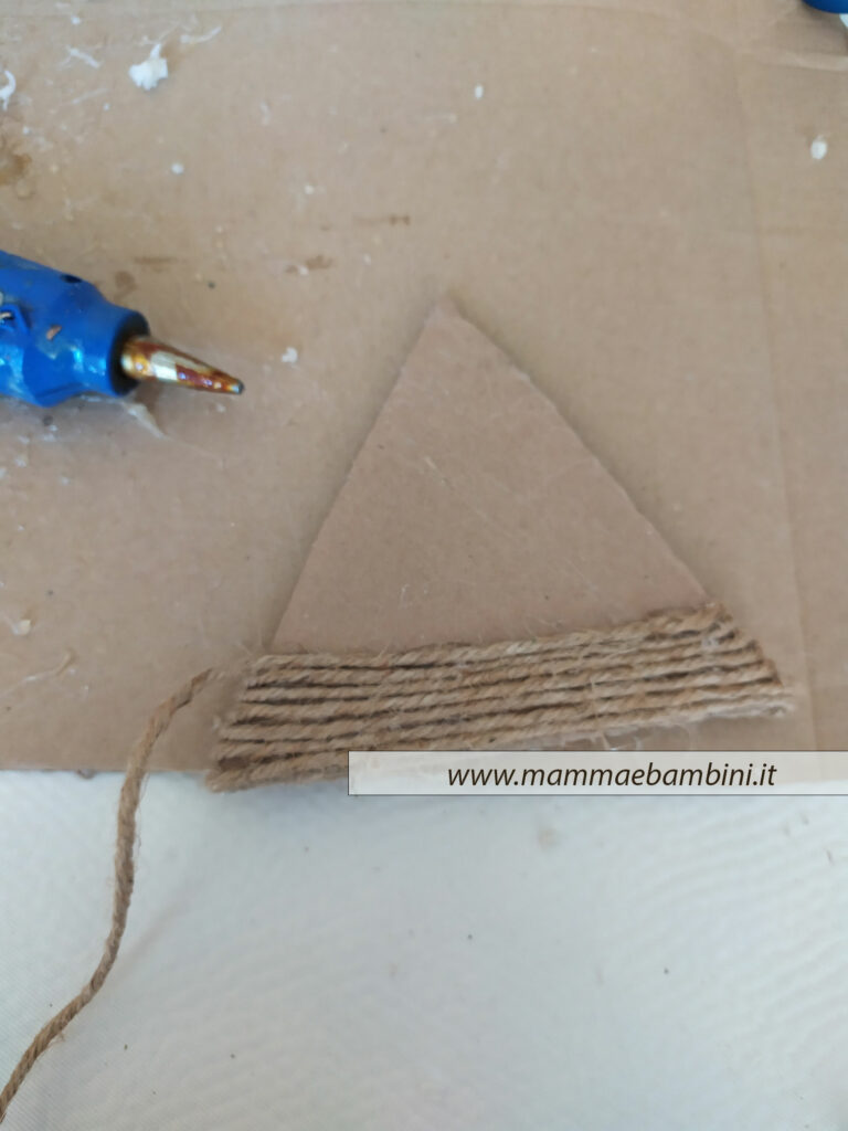 Decorazioni natalizie con spago 6 tutorial alberi da appendere 2