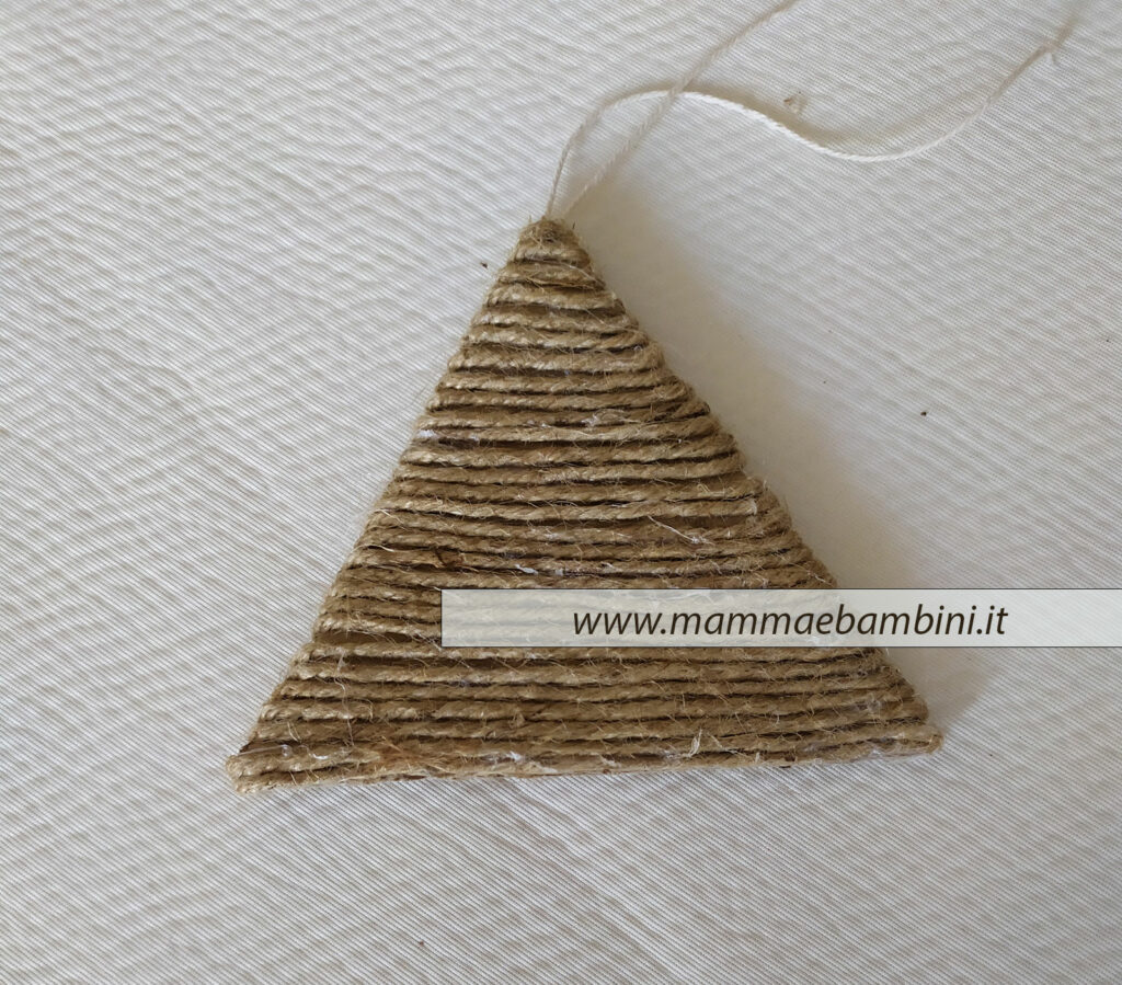 Decorazioni natalizie con spago 7 tutorial alberi da appendere 3