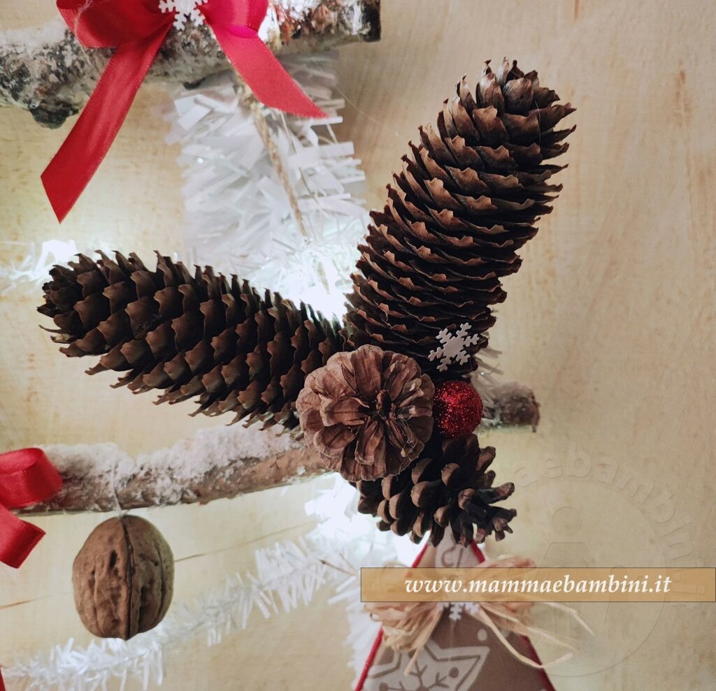 Albero in legno da appendere stilizzato 6 decorazioni albero parete pigne