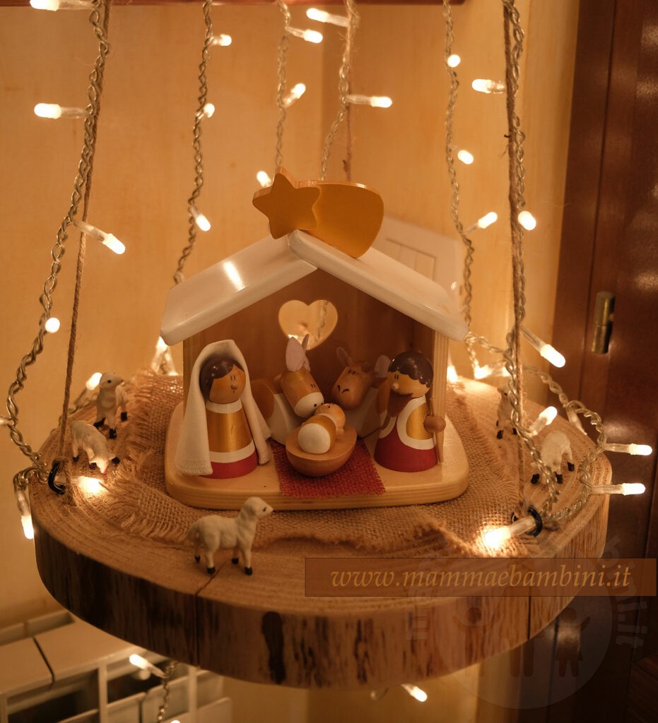 Presepe sospeso su disco tronco d'albero 1 presepe sospeso su disco tronco