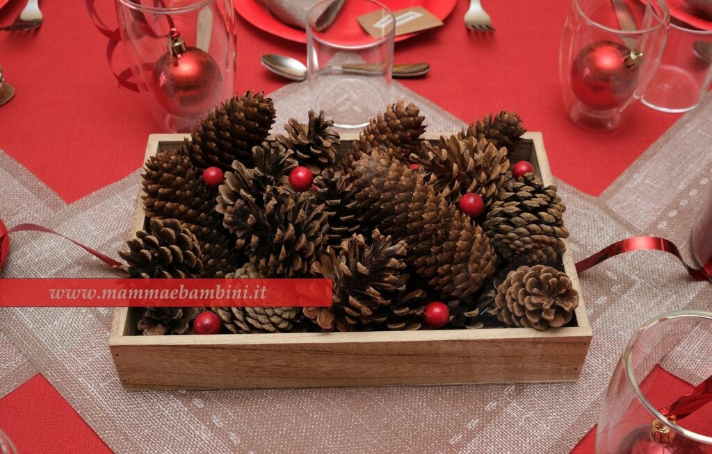 Tavola decorata per Natale stile rustico 5 centrotavola pigne natale