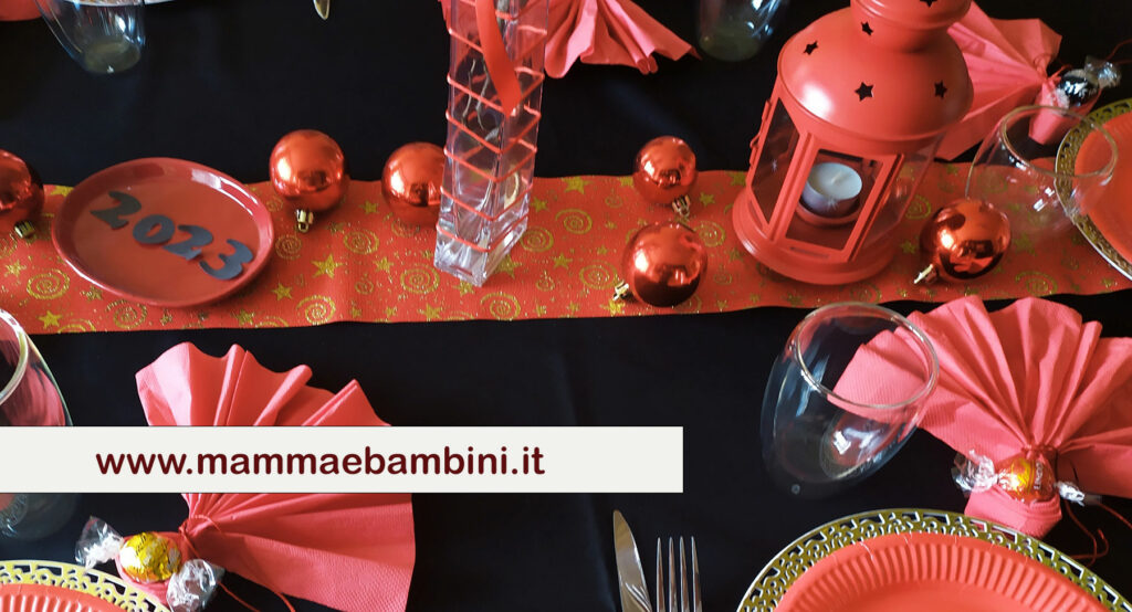 idee decorazioni tavola con runner rosso