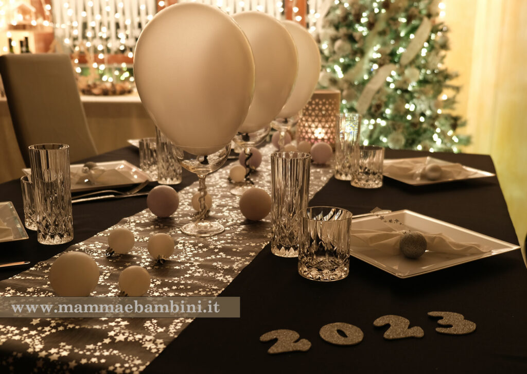 Tavola apparecchiata elegante colore argento 4 tavola veglione capodanno